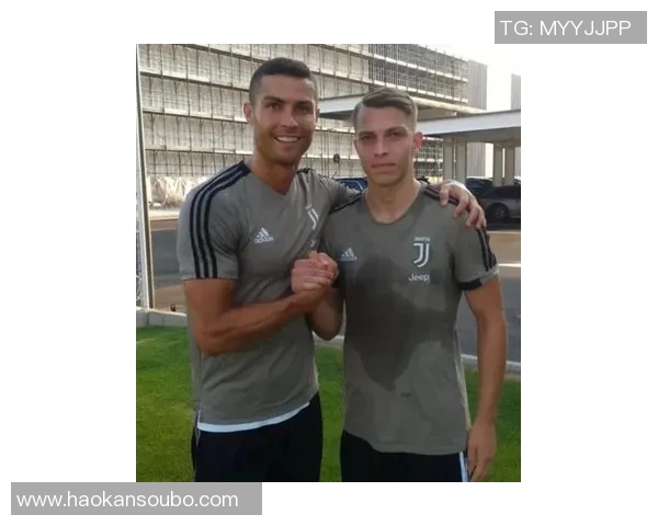 足球明星与卡梅隆亲密合影展现友谊与运动精神的完美结合